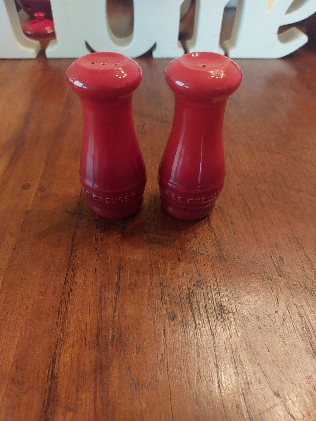 Le Creuset peper en zout strooier cerise, Le Creuset, Ophalen of Verzenden, Steen/keramiek, Rood