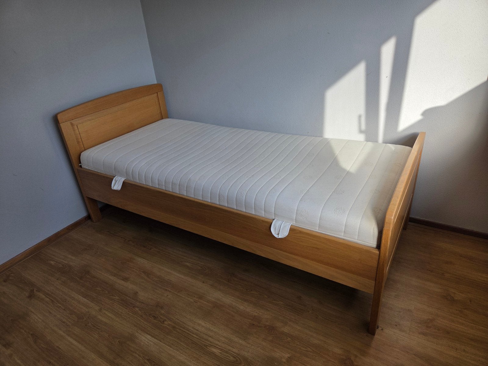 Degelijk houten eenpersoonsbed met Auping spiraal en matras, Huis en Inrichting, Ophalen