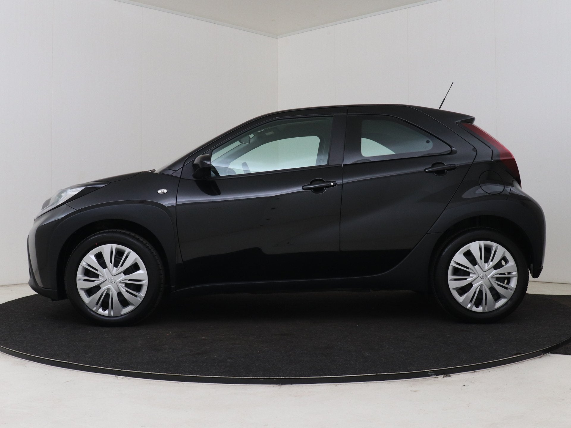 Toyota Aygo X 1.0 VVT-i S-CVT Play | BTW Voertuig | Achterui, 12 maanden, Gebruikt, 4 stoelen, Zwart