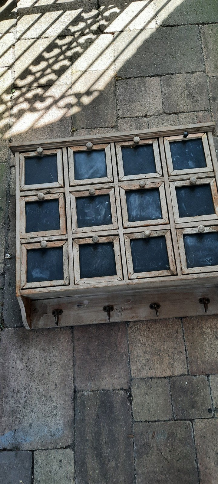 Vintage houten wandrek met 12 lades en haken, Ophalen of Verzenden