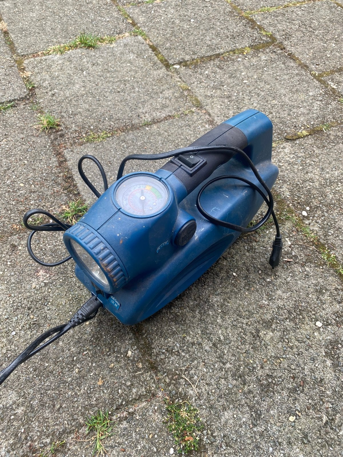 Kleine compressor met lamp - Draagbaar en handig, Ophalen, Gebruikt, Minder dan 200 liter/min, Minder dan 6 bar