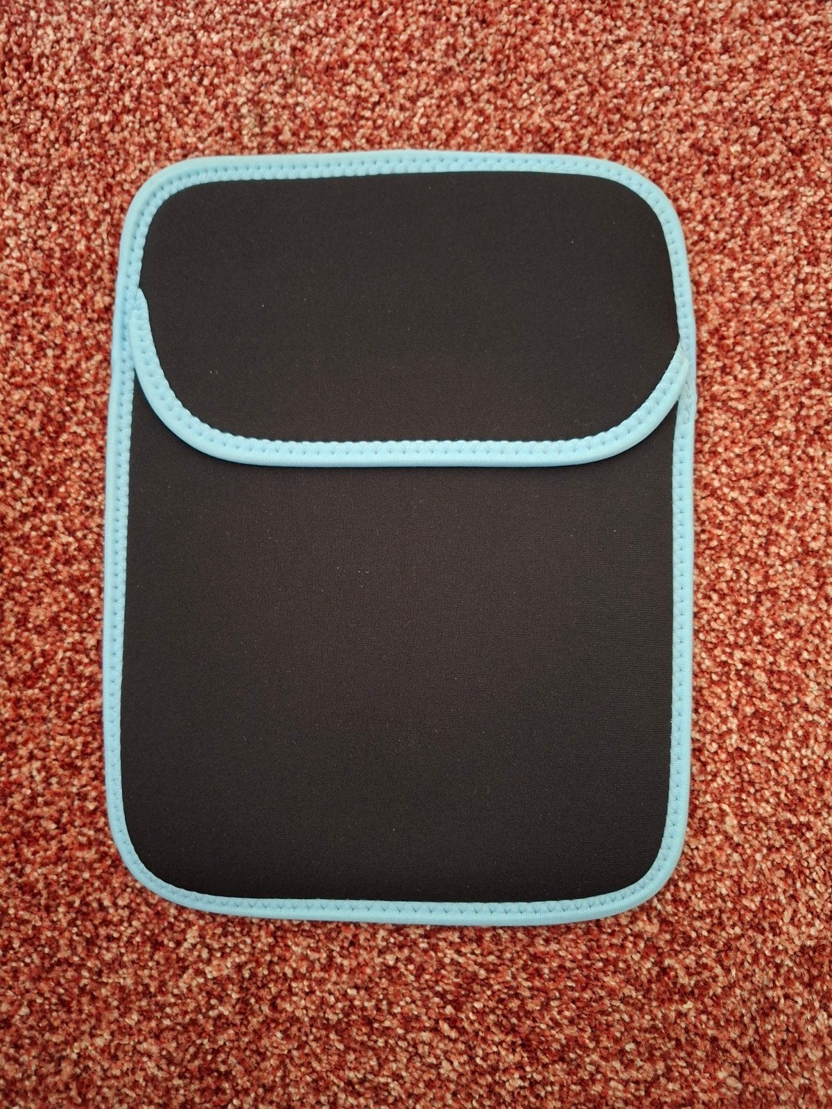 iPad beschermhoes zwart/lichtblauw met rode binnenkant, Ophalen of Verzenden, Nieuw, 10 inch, Bescherming voor- en achterkant