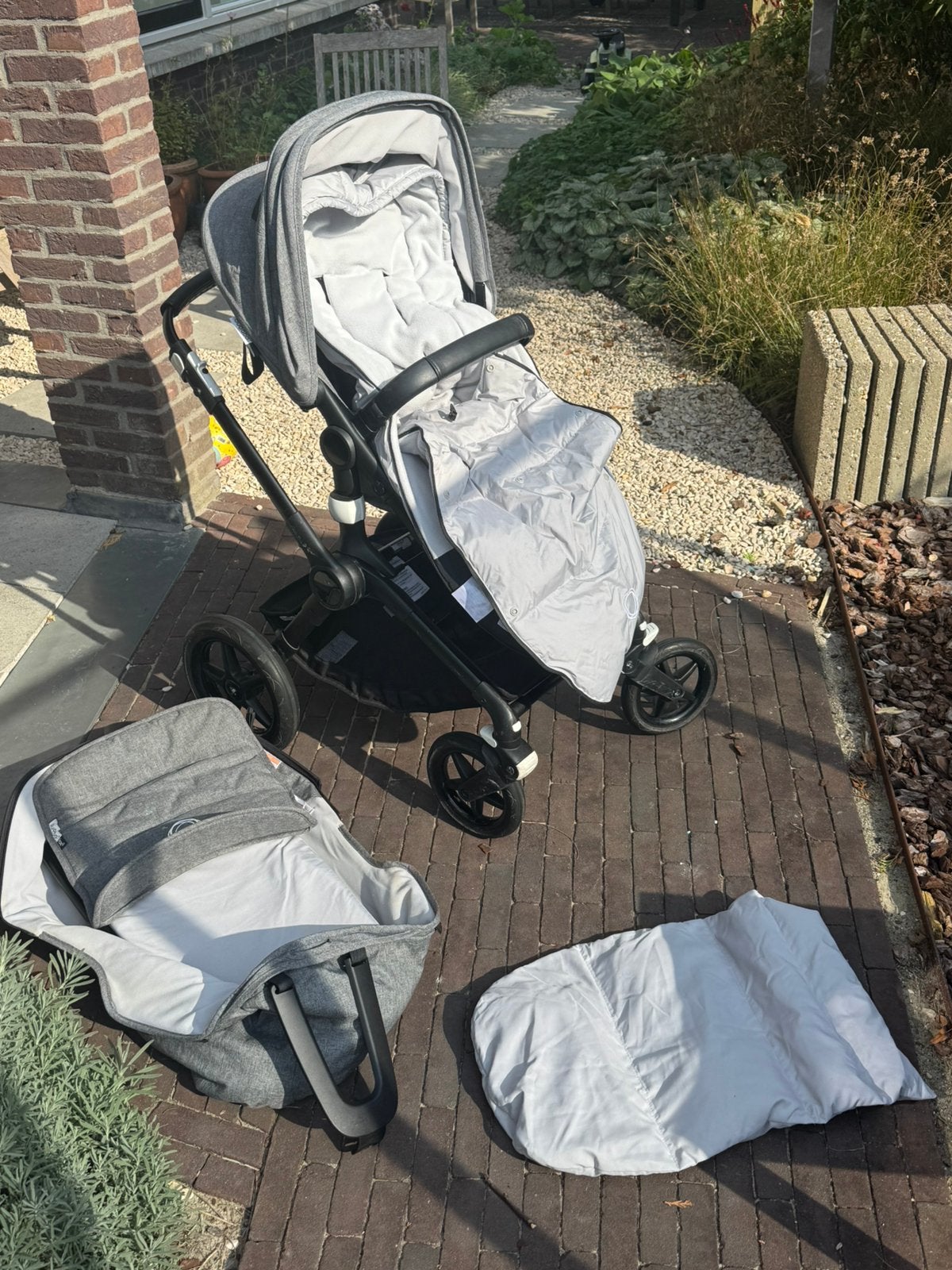 Foto 2 van Bugaboo Fox 2 kinderwagen grijs zwart inclusief alles