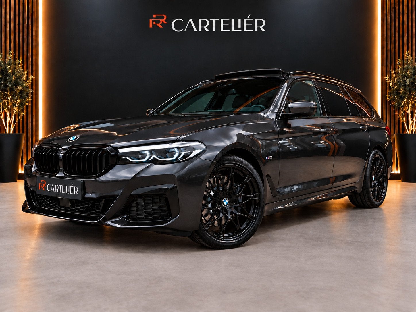BMW 5-serie Touring 530e xDrive M-Sport | Pano | 20'' | LED, Automaat, 1935 kg, Gebruikt, Zwart
