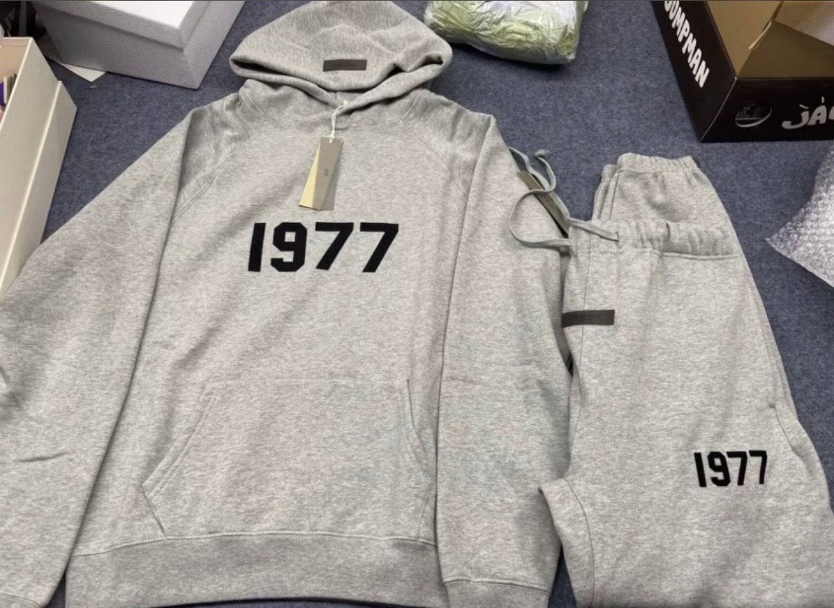 Grijze Fear of God Essentials 1977 Hoodie en Joggingbroek Se, Ophalen, Nieuw, Maat 48/50 (M)
