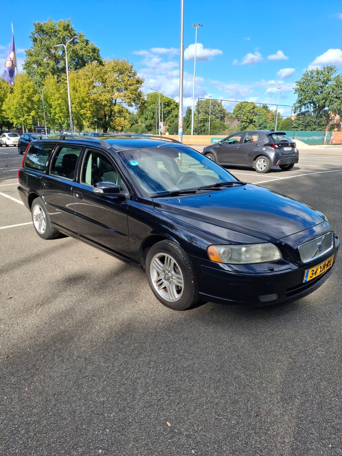 Volvo V70 2.4 140PK | Dealer onderhouden | nwe APK, Auto's, Voorwielaandrijving, 1800 kg, Zwart, Zwart