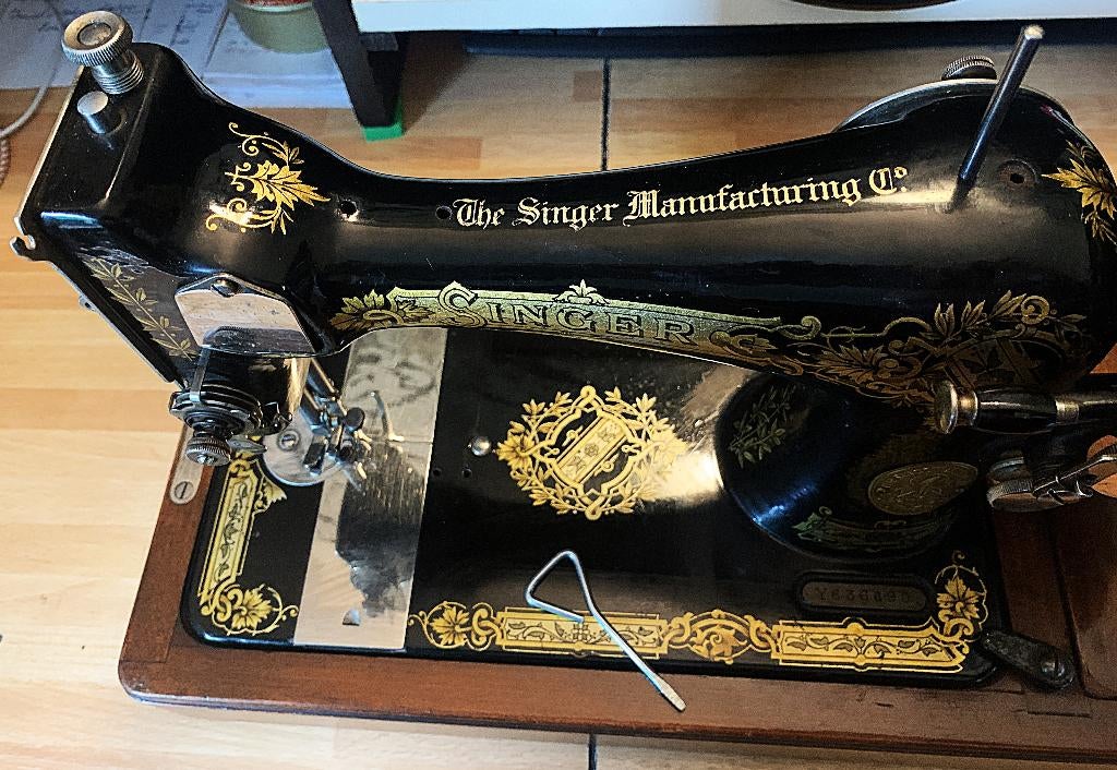 Singer Naaimachine in Notenhouten Box, Antiek en Kunst, Ophalen