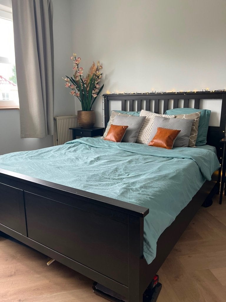 Hemnes bedframe Ikea 160cm bij 200cm + 2 nachtkastjes, Ophalen, Gebruikt, Bruin, Klassiek