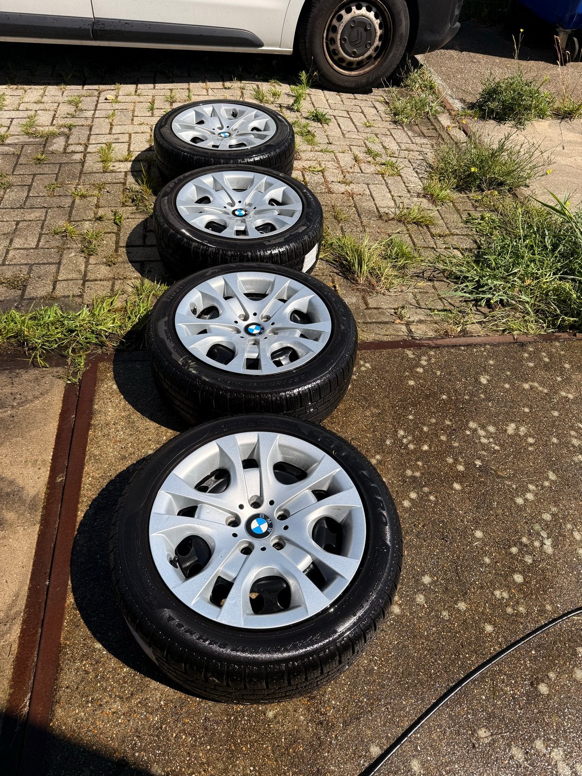 BMW X-serie velgen met wieldoppen en banden 225/50 R1, Ophalen, Zo goed als nieuw