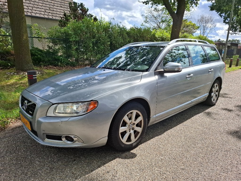 Volvo V70 2.0 T 2011 Grijs | Leder | Trekhaak | Navigatie, 1800 kg, 4 cilinders, Handgeschakeld, Zilver of Grijs