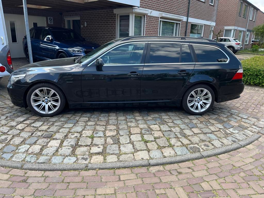 BMW 5-Serie 3.0 I 525 Touring AUT 2008 Zwart, Auto's, BMW, Achterwielaandrijving, Zwart, 2000 kg, Leder