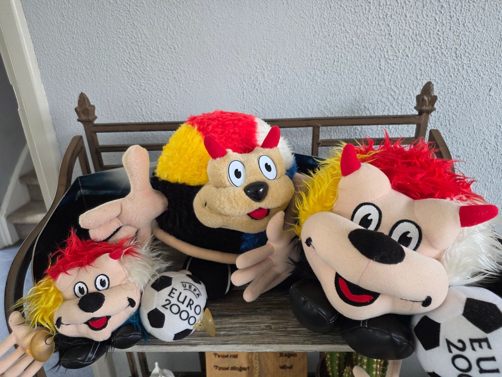 Trio van Euro 2000 Benelucky mascottes met voetbal, Verzamelen, Sportartikelen en Voetbal, Ophalen, Gebruikt, Overige typen