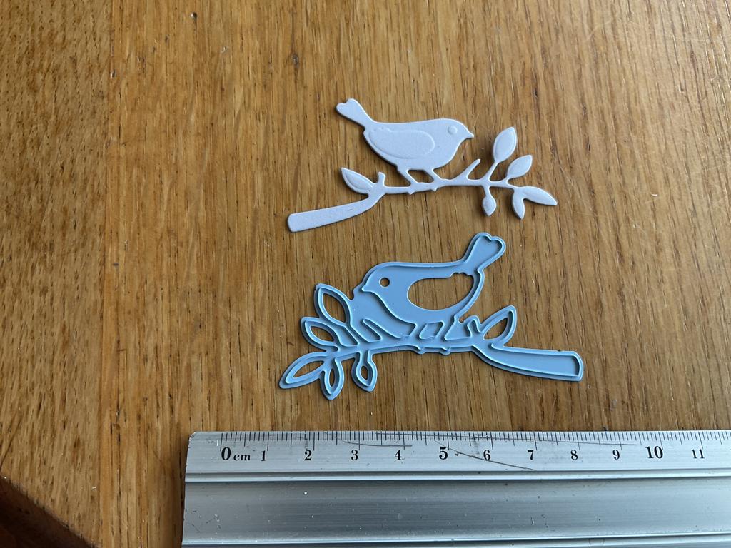 Snijmal vogel op tak van Marianne design 1153, Hobby en Vrije tijd, Kaarten | Zelf maken, Ophalen of Verzenden, Zo goed als nieuw