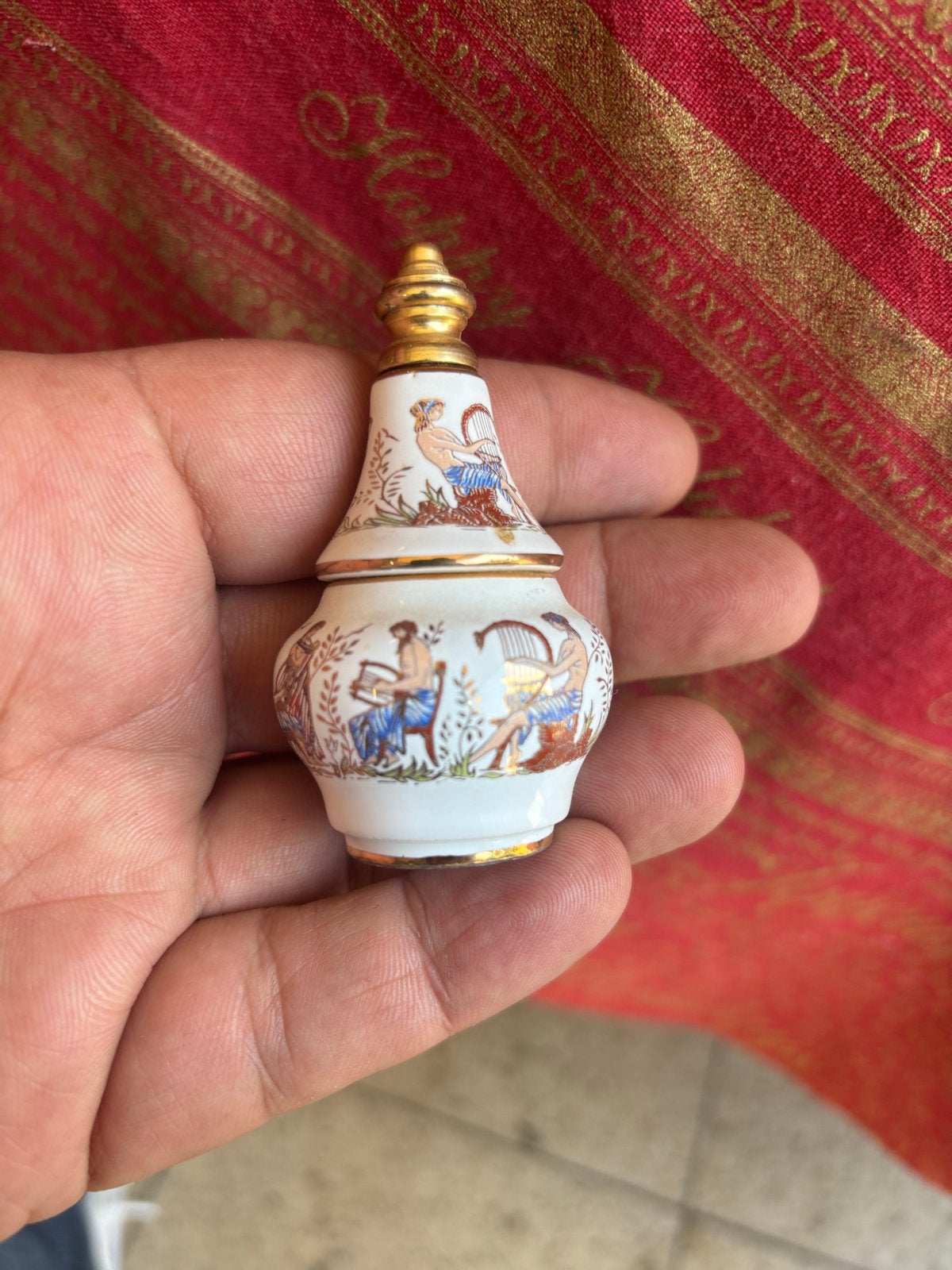 Miniatuur porseleinen vaasje met klassieke decoratie, Antiek en Kunst, Ophalen of Verzenden