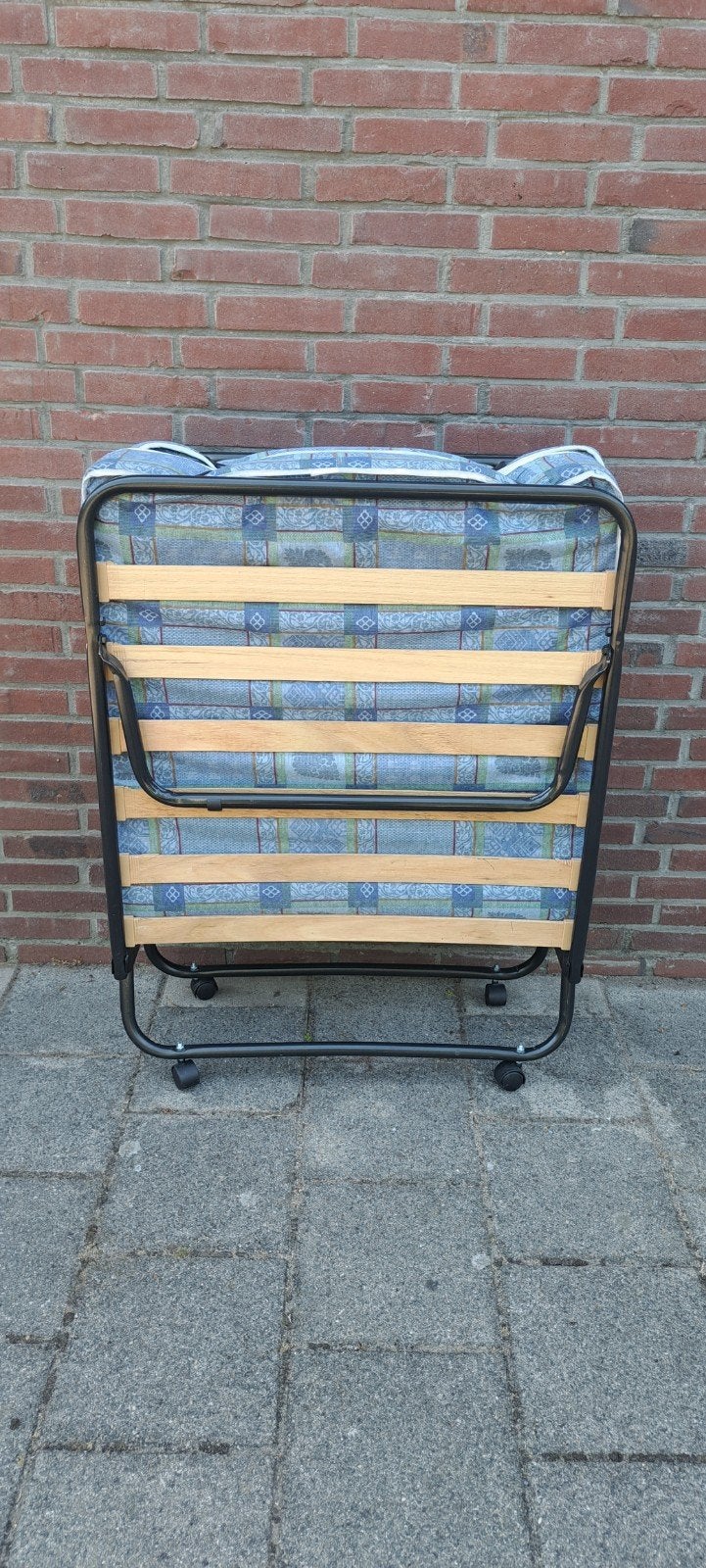 Opklapbed op wieltjes logeerbed matras 10 cm lattenbodem, Eenpersoons, Zo goed als nieuw, 80 cm, 190 cm of minder