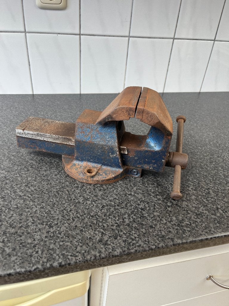 Degelijke goed werkende bankschroef 100mm bekken ., Ophalen of Verzenden, Gebruikt, Minder dan 70 cm, Bankschroef