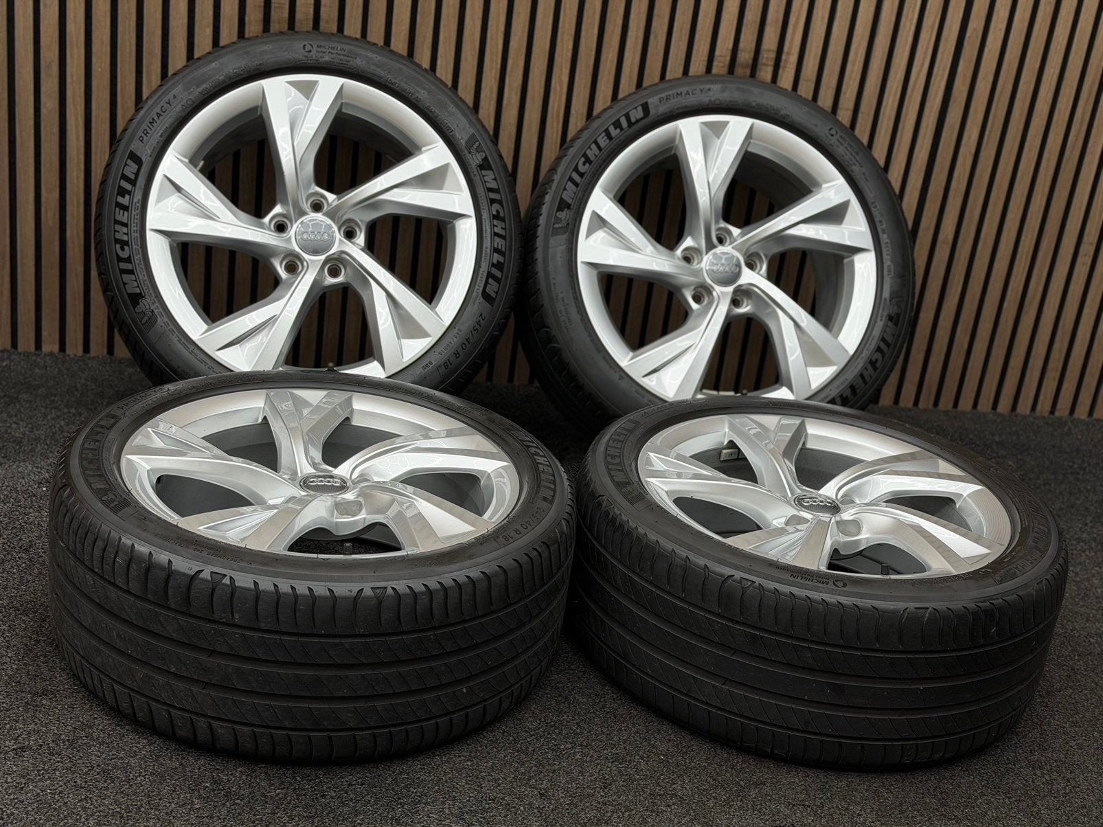Originele 18 inch Audi A4 S4 B9 5x112 ET40 66.5 Michelin AO, Auto-onderdelen, Banden en Velgen, Ophalen, 18 inch, 245 mm, .