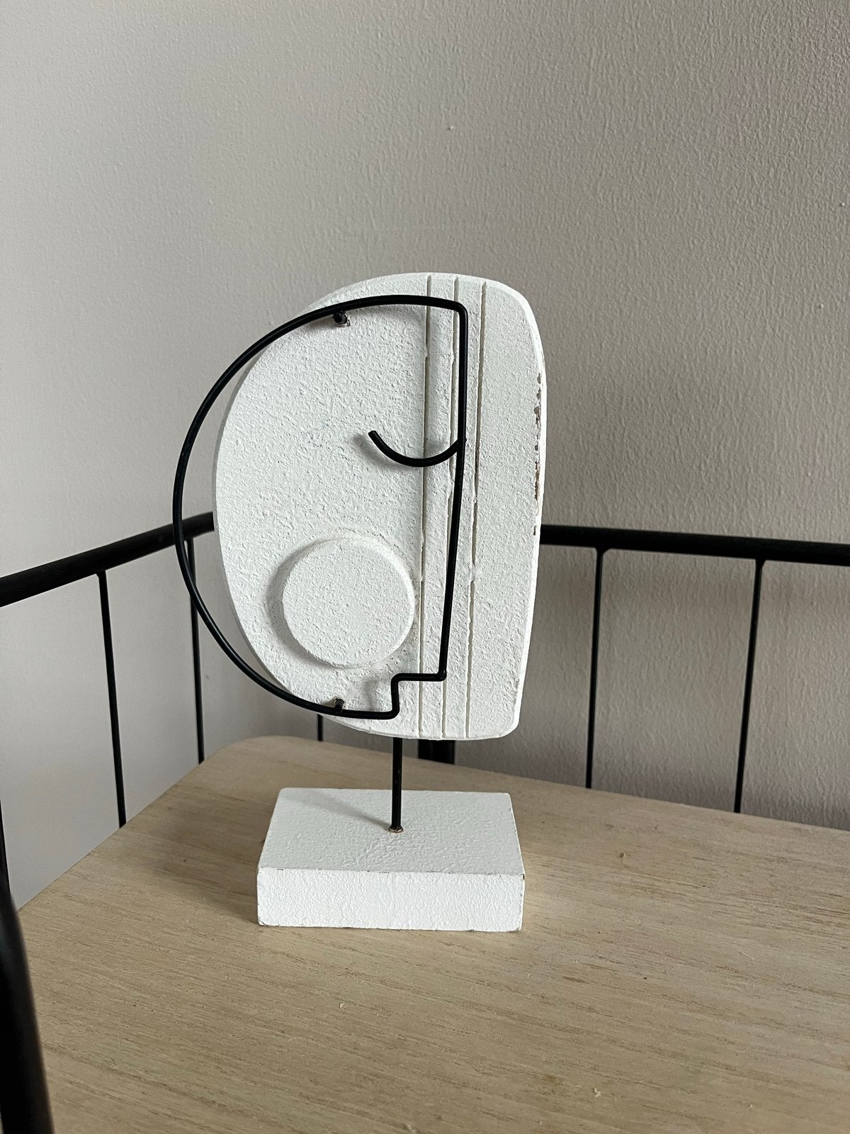 Abstracte witte sculptuur met metalen accenten, Ophalen of Verzenden, 20 - 50 cm, Beeld, Europa