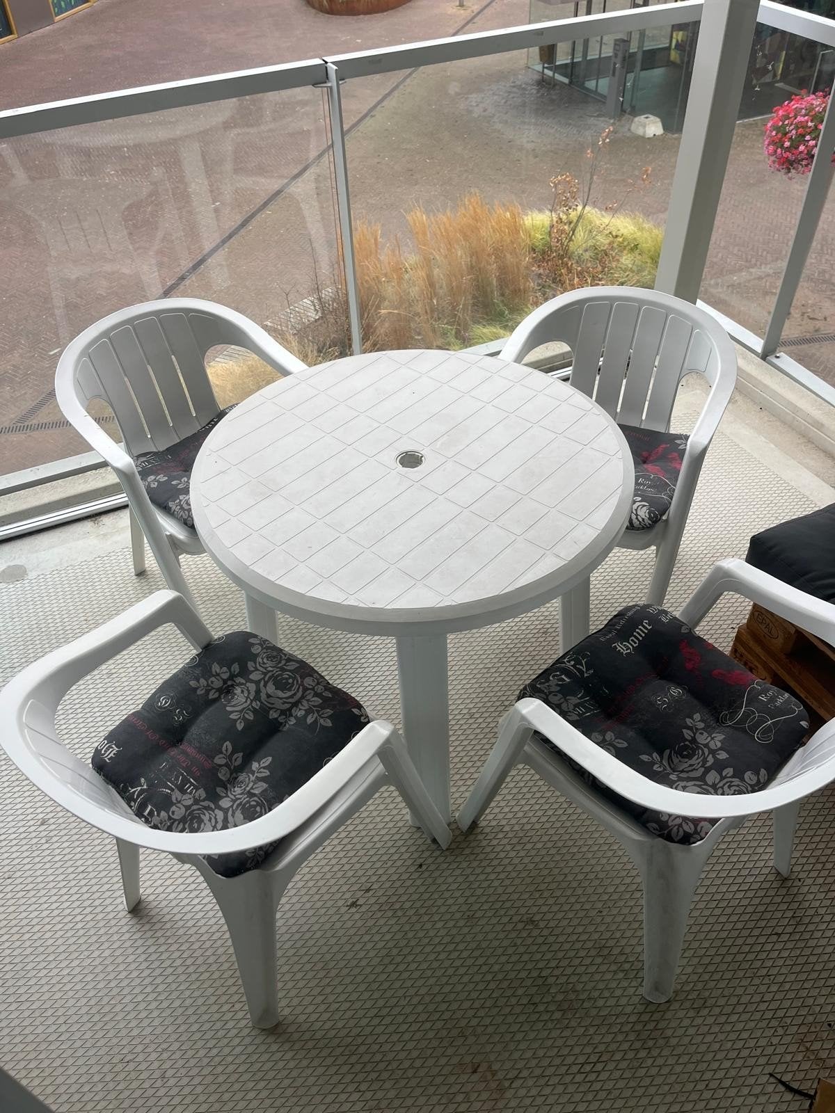 GRATIS buiten tafel + 4 stoelen, Ophalen, Gebruikt