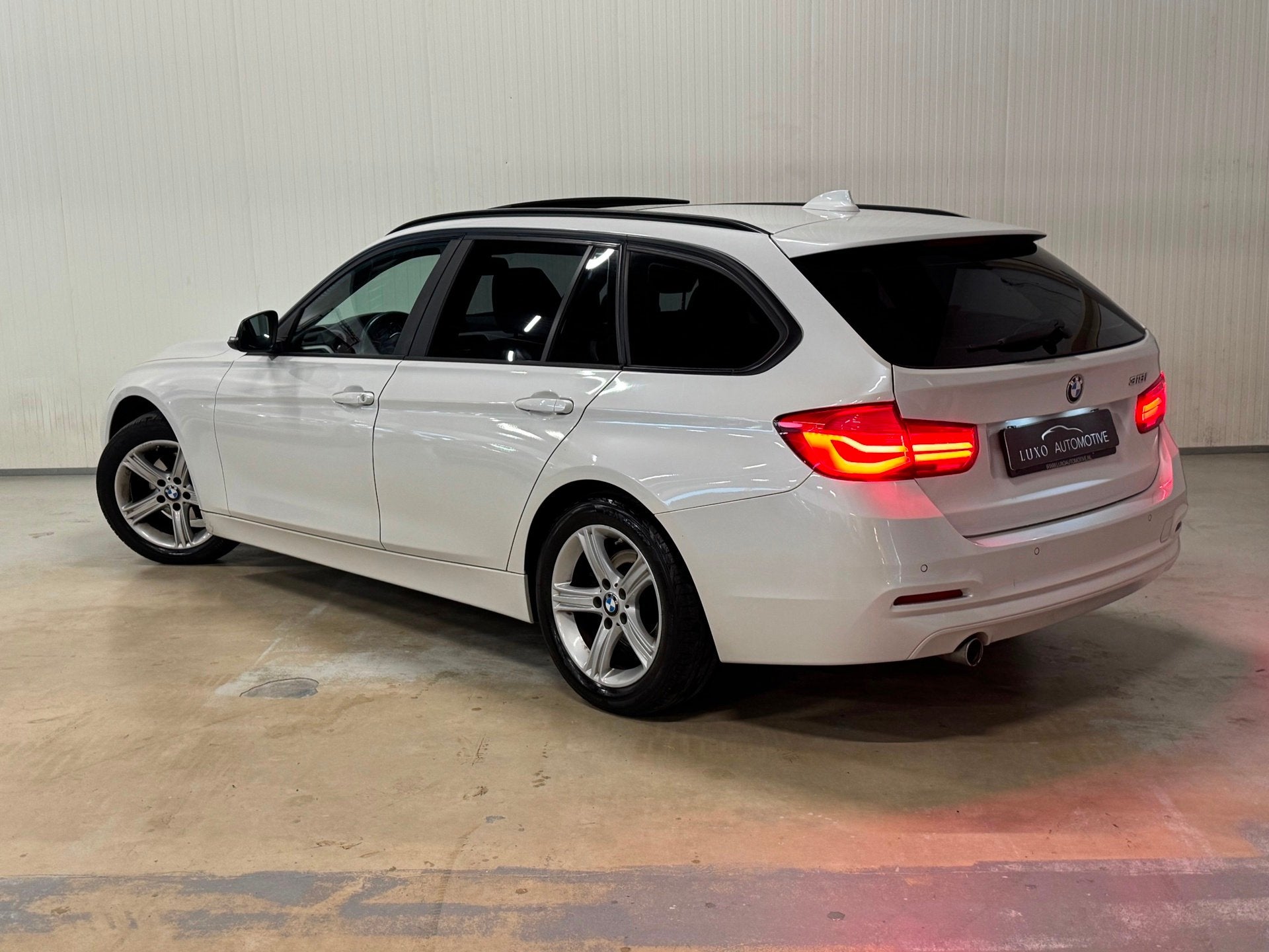 BMW 3-serie Touring 318i Luxury | SCHUIF/KANTEL | SHADOW LIN, Automaat, Dealer onderhouden, Gebruikt, Euro 6
