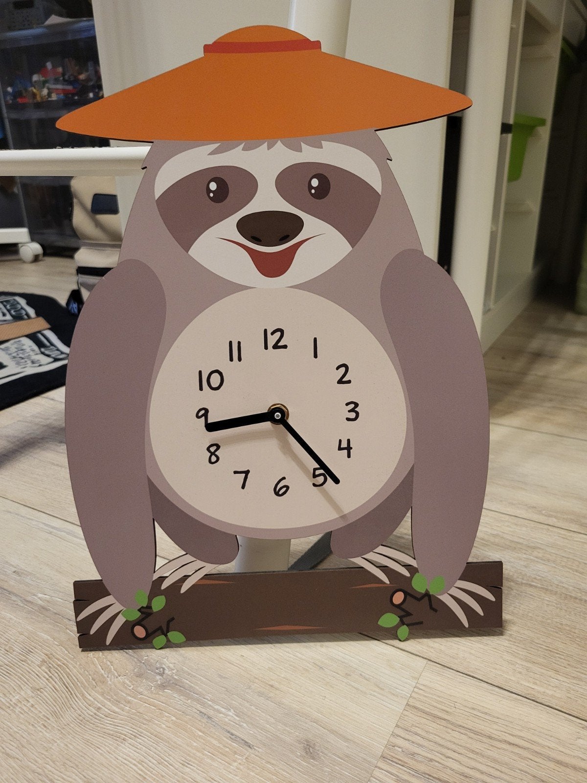Leuke wandklok luiaard voor kinderkamer - Zo goed als nieuw, Huis en Inrichting, Ophalen of Verzenden, Zo goed als nieuw, Wandklok