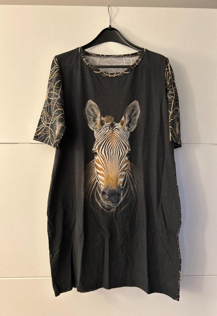 Zwarte jurk met giraf, Kleding | Dames, Zwart, Maat 42/44 (L), Ophalen of Verzenden, Zo goed als nieuw