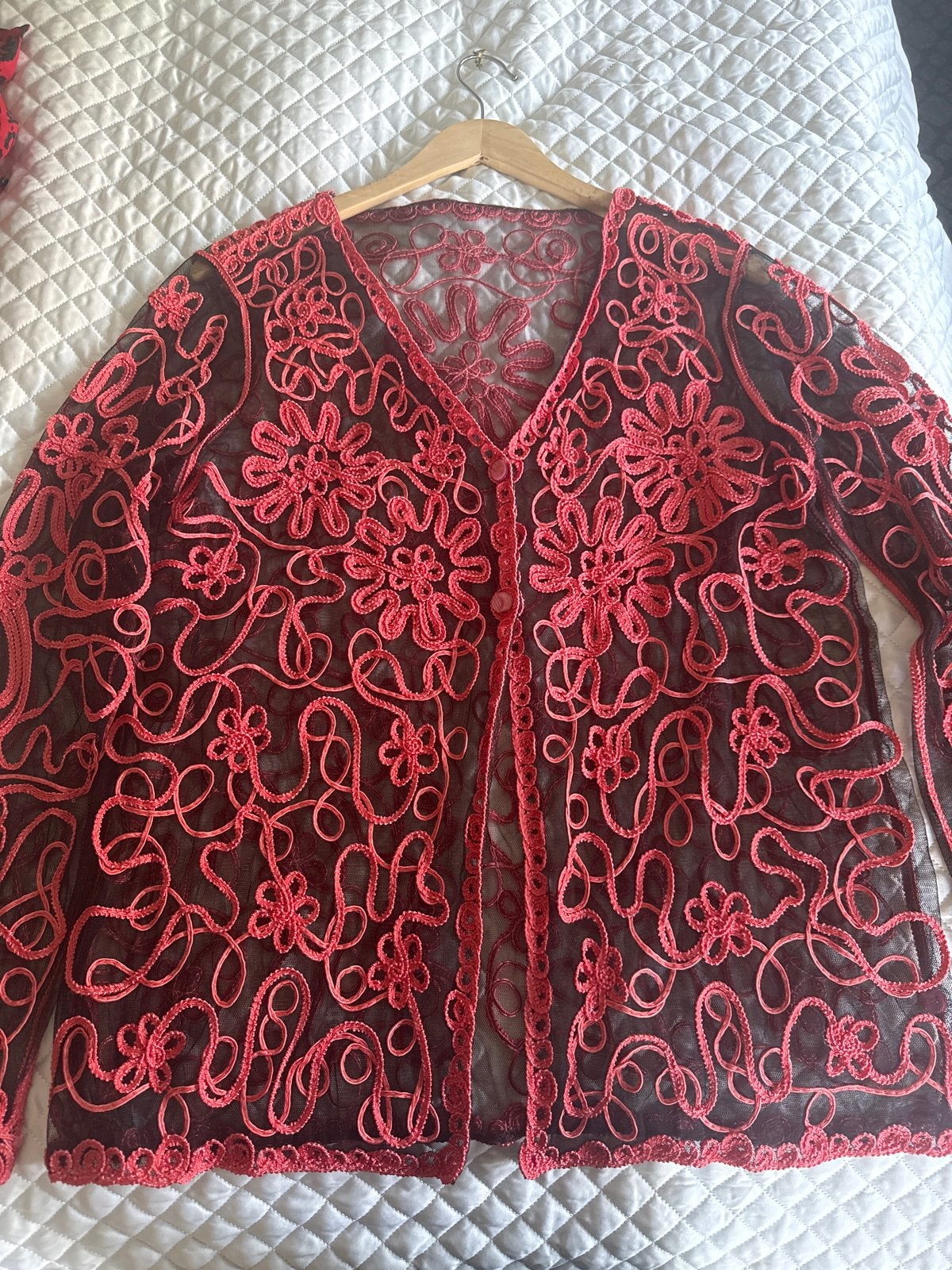 Zwart vest met roze borduursels, Ophalen of Verzenden, Zo goed als nieuw, Maat 42/44 (L), Rood