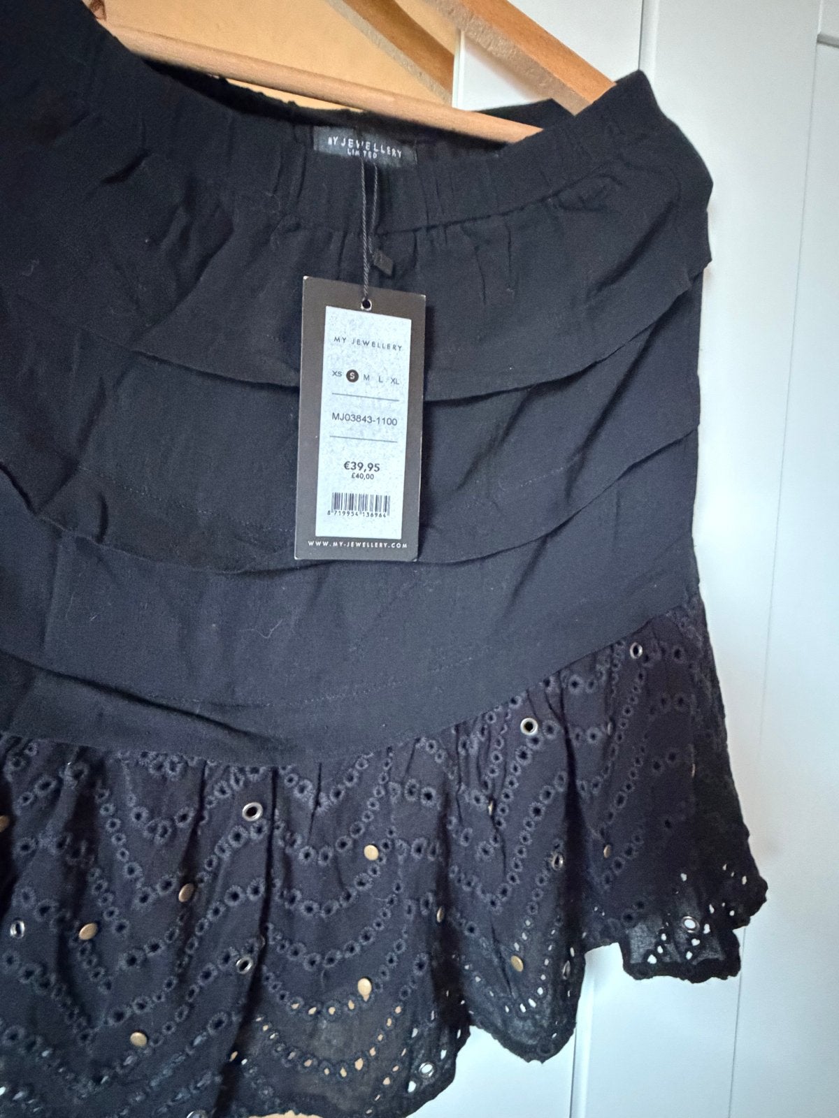 Zwart rokje met geperforeerde rand, Kleding | Dames, Rokken, Maat 38/40 (M), Zwart, Nieuw, Ophalen of Verzenden
