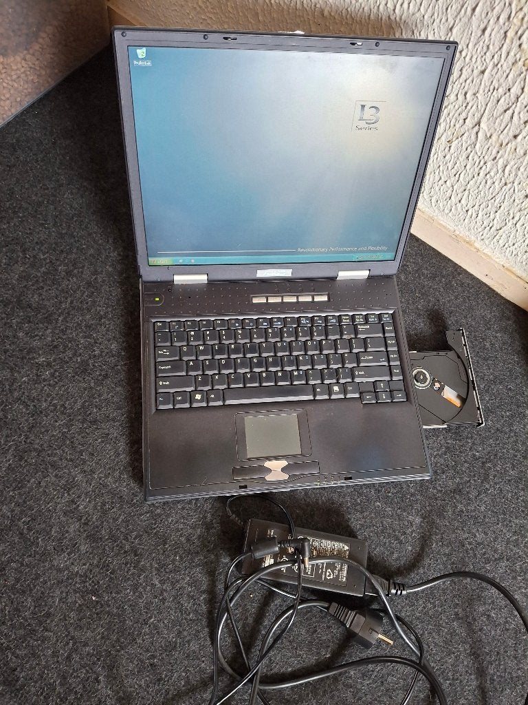 Asus L3000D Met Windows XP;  een echte oldtimer, Ophalen, Asus