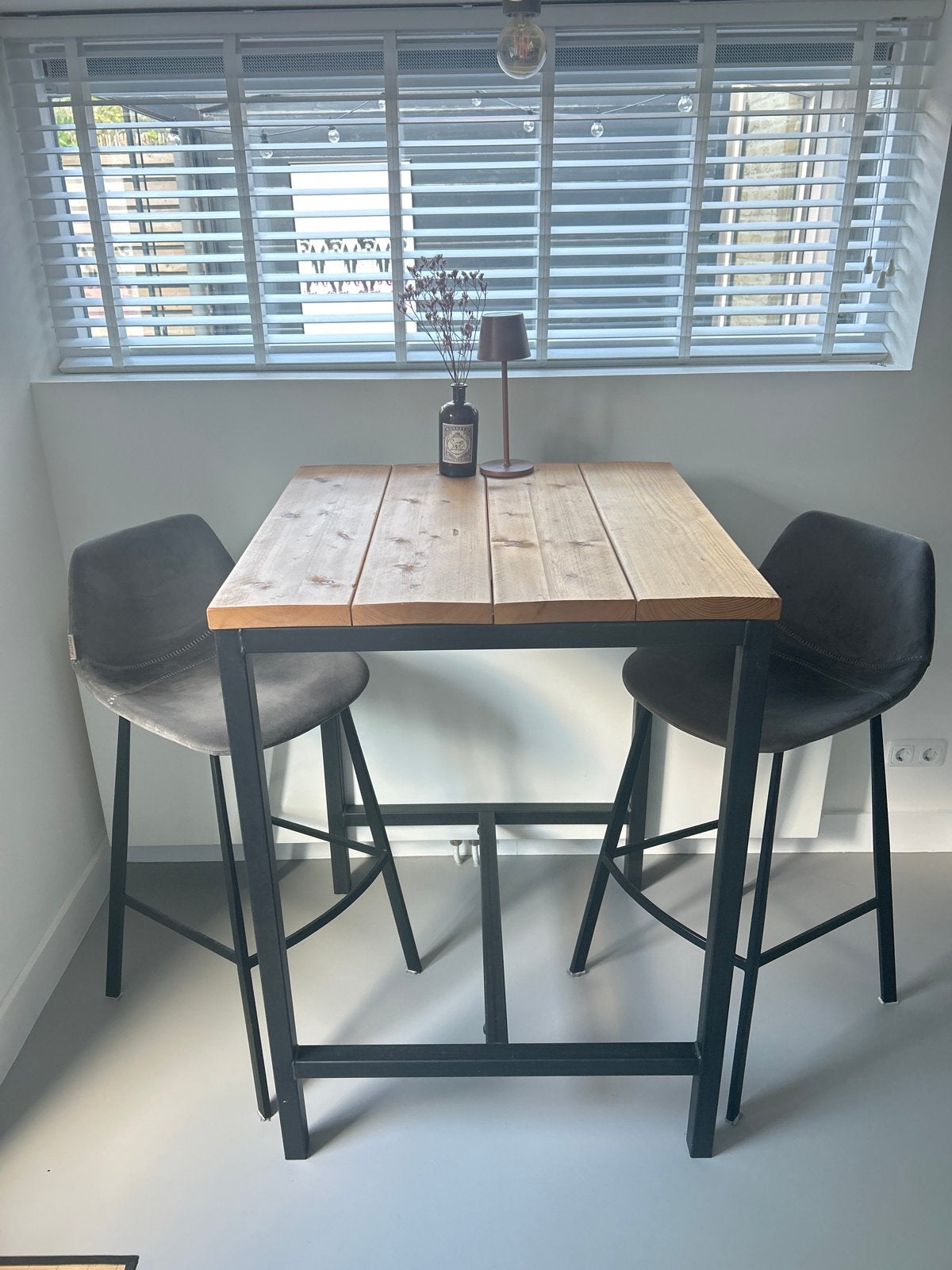 Set: 2 Dutchbone Franky Velvet Barkrukken + Bartafel, Ophalen, Met voetsteun, Nieuw, 90 cm of meer