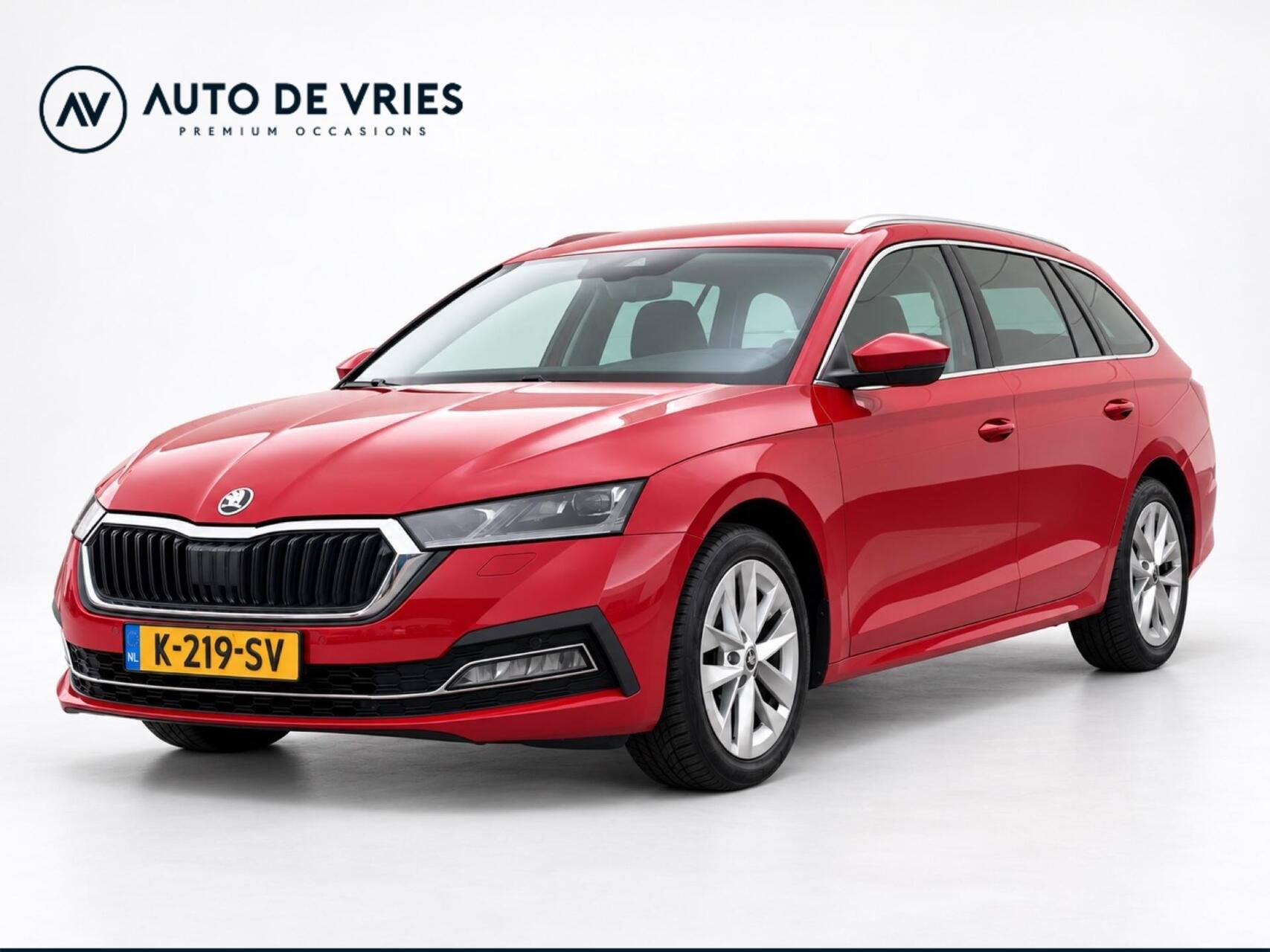 Skoda Octavia Combi 1.5 TSI 150pk First Edition | Navigatie, Dealer onderhouden, Stof, 4 cilinders, 150 pk