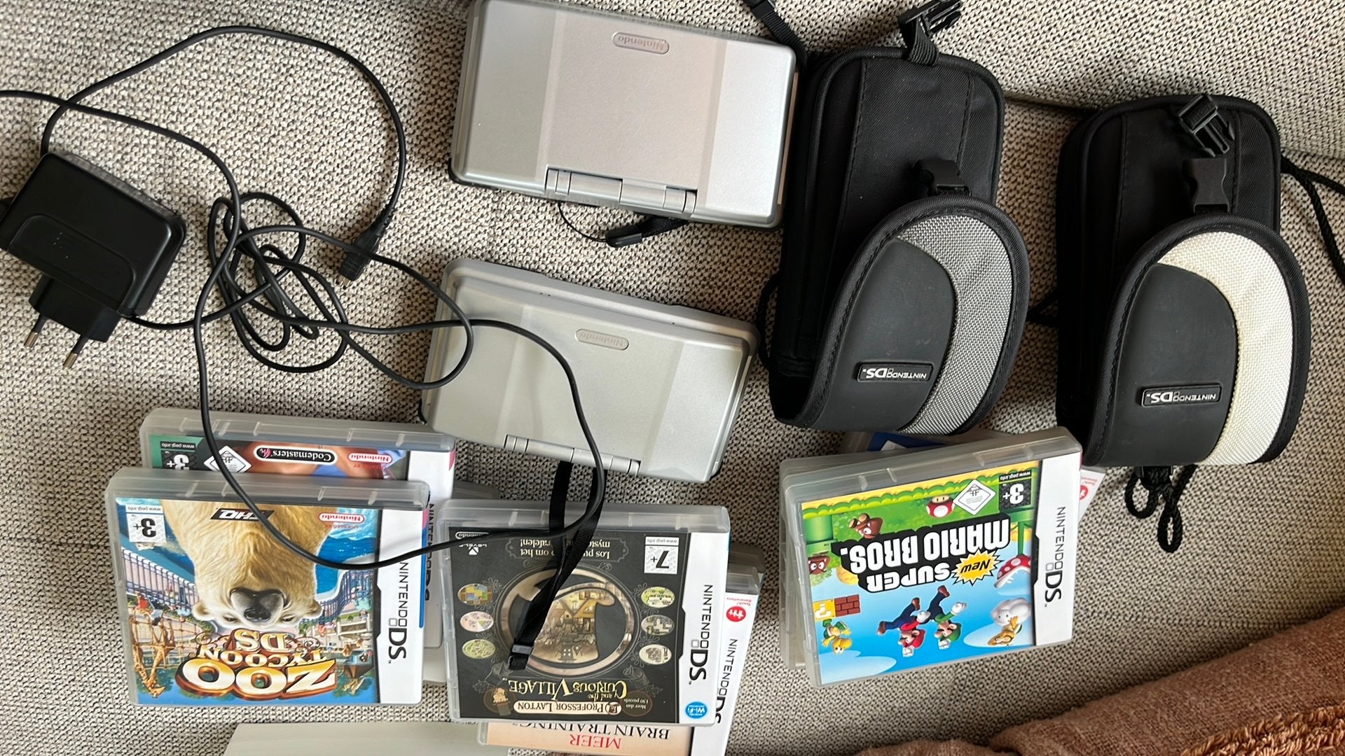 2 x ninteno DS model no NTR-001 + 9 games + opberghoes, Spelcomputers en Games, Ophalen, Puzzel en Educatief, Gebruikt, 2 spelers