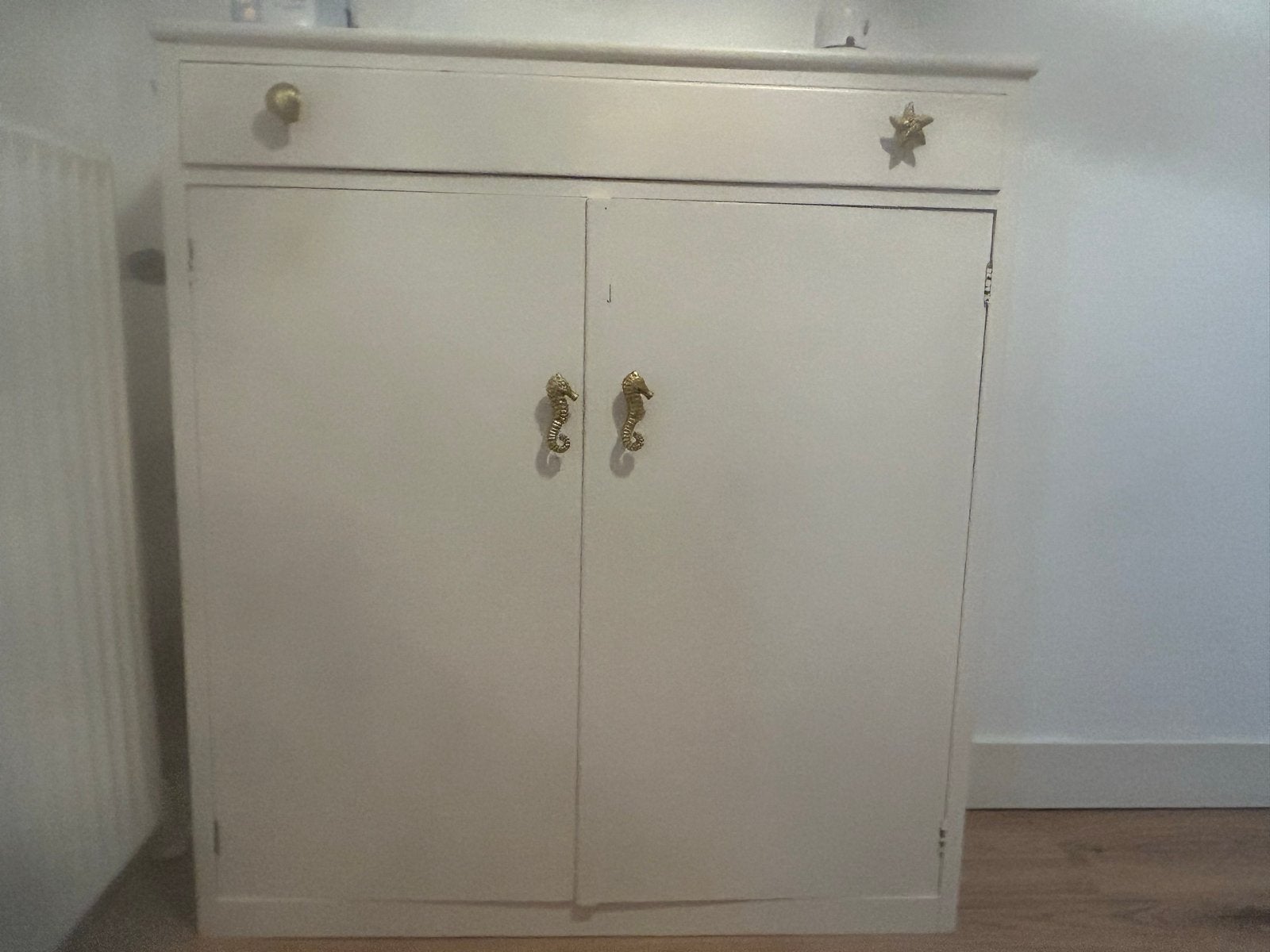 Compacte kledingkast met speelse ronde knoppen, Ophalen, Gebruikt, 100 tot 150 cm, 25 tot 50 cm