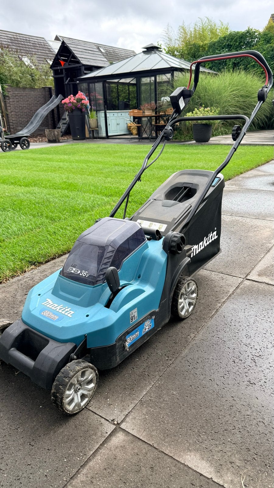 Makita DLM382 Accu-grasmaaier 380mm 36V, Ophalen, Cirkelmaaier, Gebruikt, Accu-grasmaaier