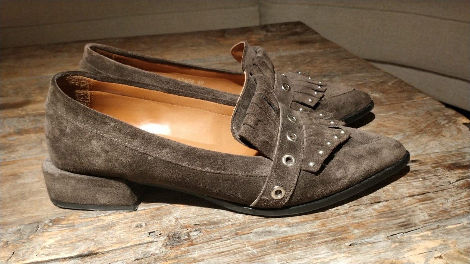 VIAVAI suède instappers met franjes en studs - Maat 40, Kleding | Dames, VIAVAI, Bruin, Instappers, Ophalen of Verzenden