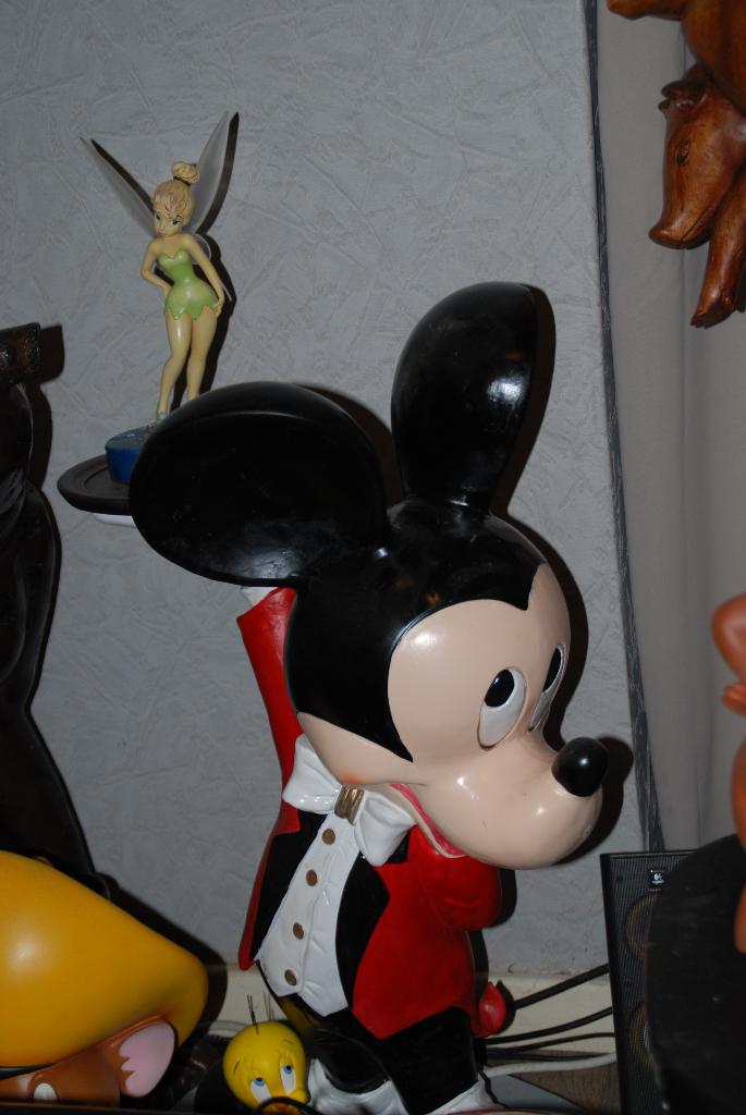 Beeld Mickey Mouse als butler, Verzamelen, Ophalen, Mickey Mouse, Zo goed als nieuw, Beeldje of Figuurtje