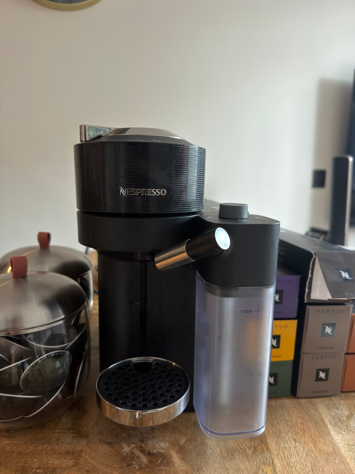 Foto 3 van De'Longhi Nespresso Vertuo Lattissima + 10 dozen capsules