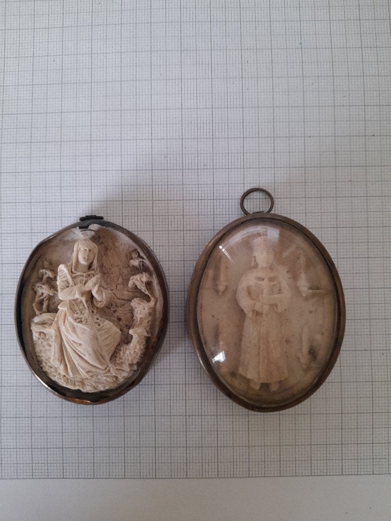 Twee relieken iconen camee achtig relief glas hangers, Ophalen of Verzenden