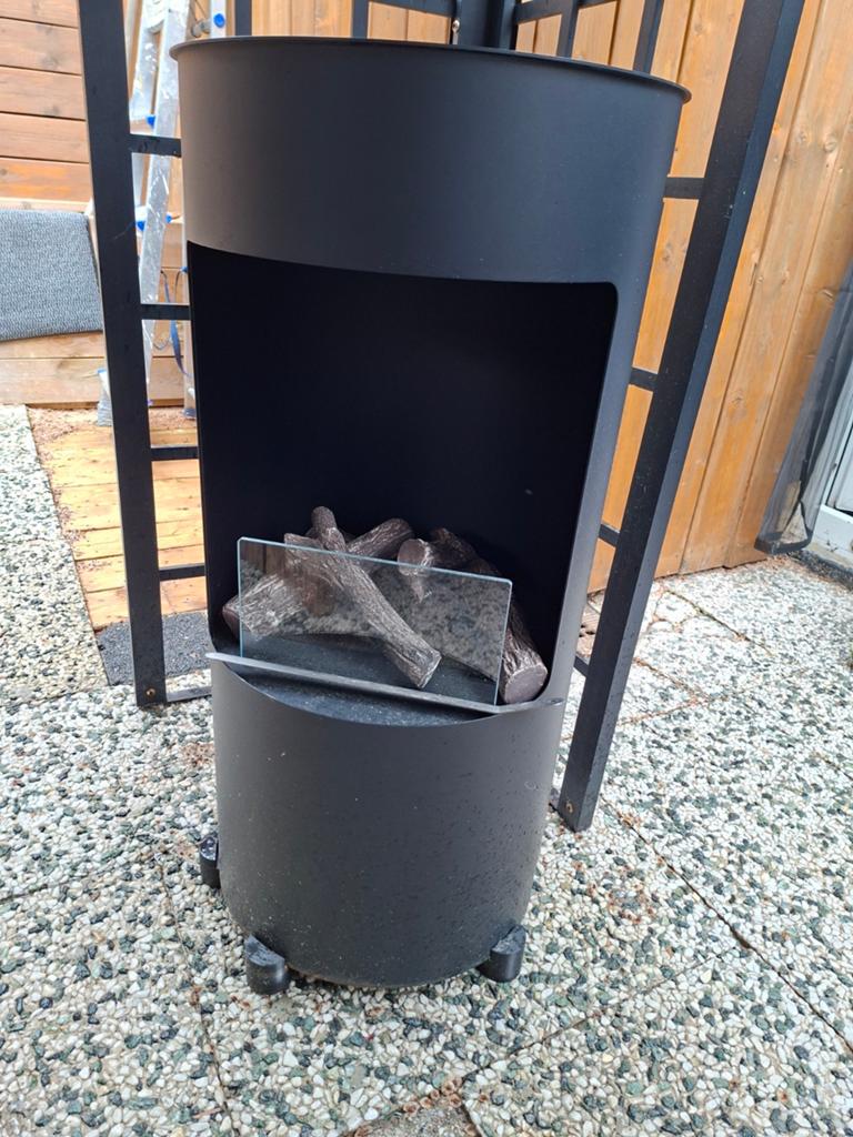 Bio-ethanol kachel met decoratieve houtblokken en veel fless, Huis en Inrichting, Haarden, Ophalen, Gebruikt, Vrijstaande haard