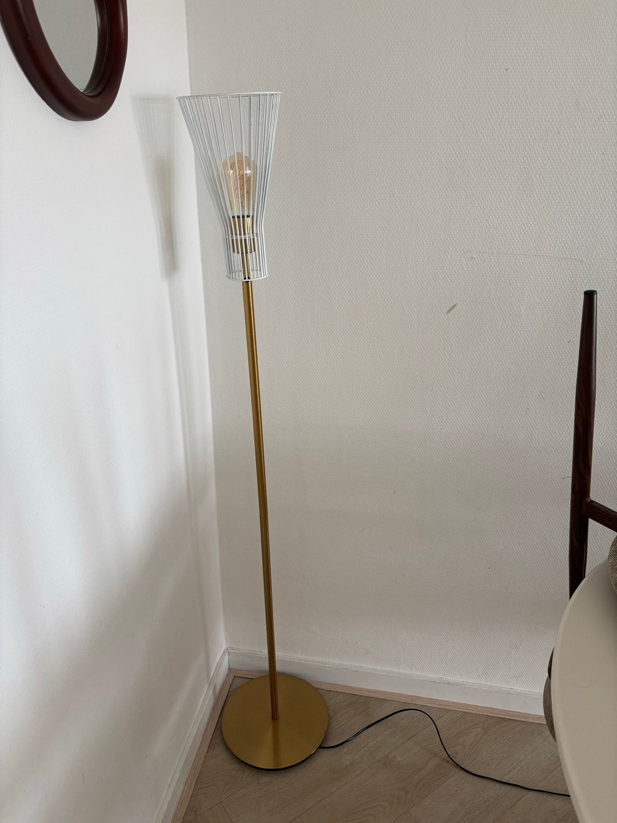 staande lamp met messing voet en witte kap, Huis en Inrichting, Lampen | Vloerlampen, Ophalen, Zo goed als nieuw, Metaal, 100 tot 150 cm
