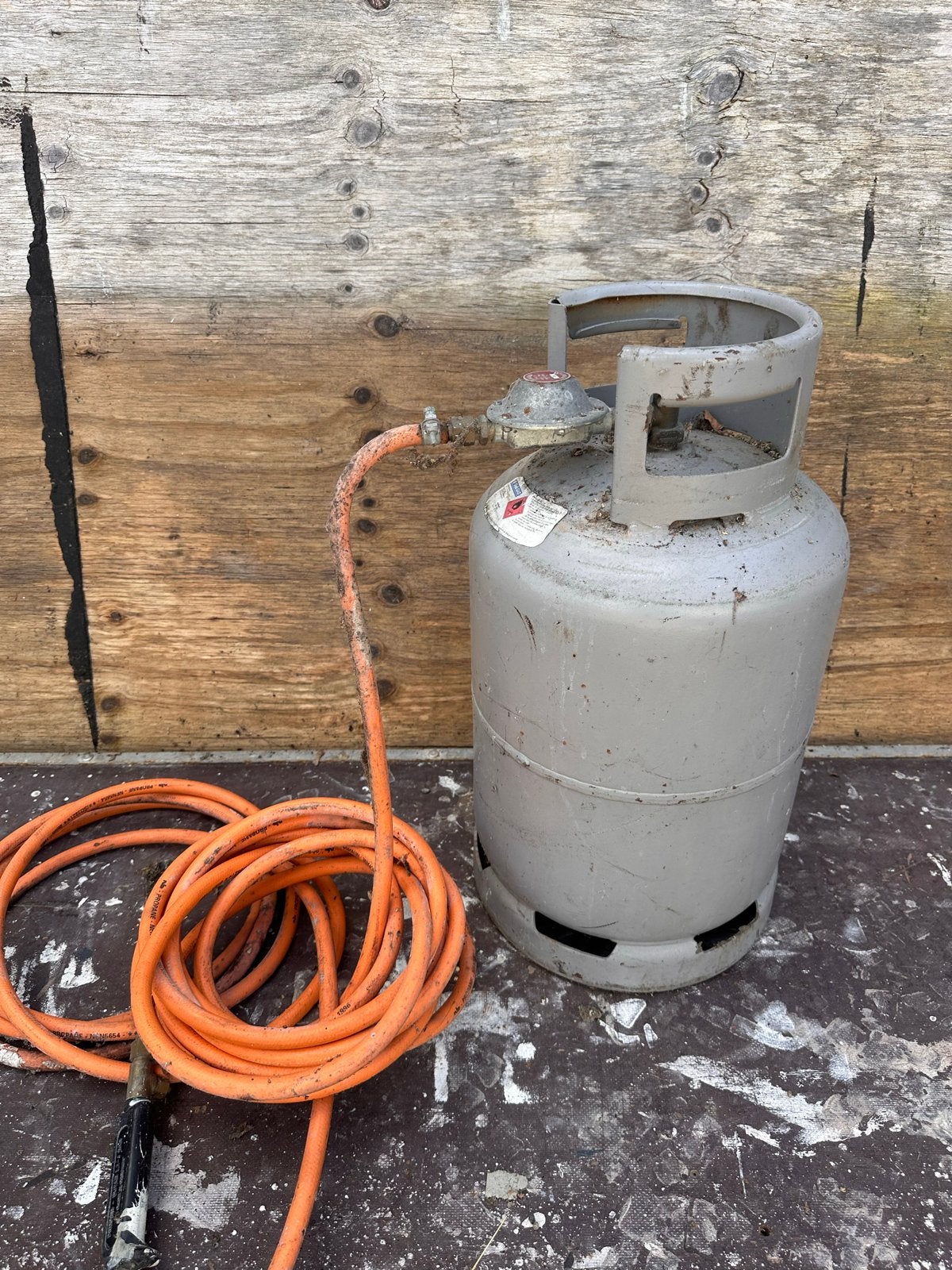 Gasfles met slang en drukregelaar, Ophalen, Gebruikt
