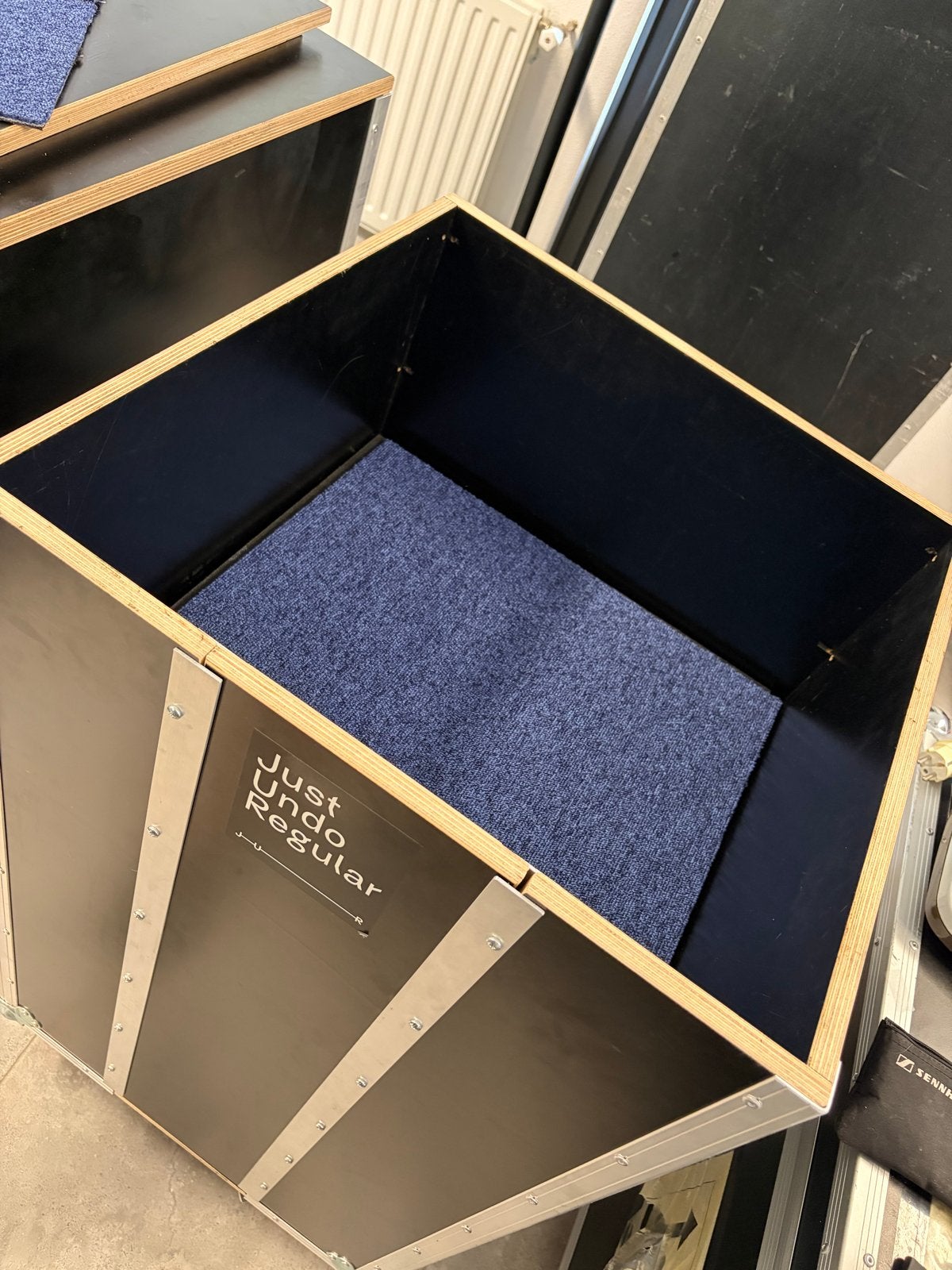 65 m2 Desso vloertegels donkerblauw met flightcases, Ophalen, 50 tot 100 cm, Blauw, Vierkant