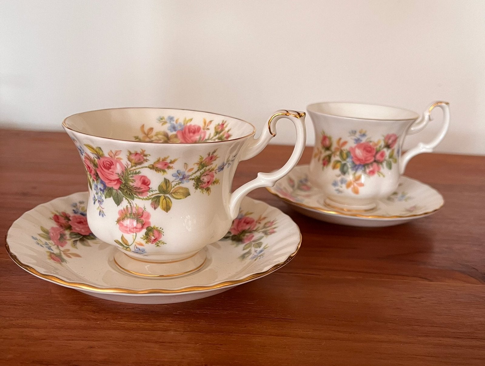 Royal Albert “ moss Rose” kopjes 2x, Ophalen of Verzenden