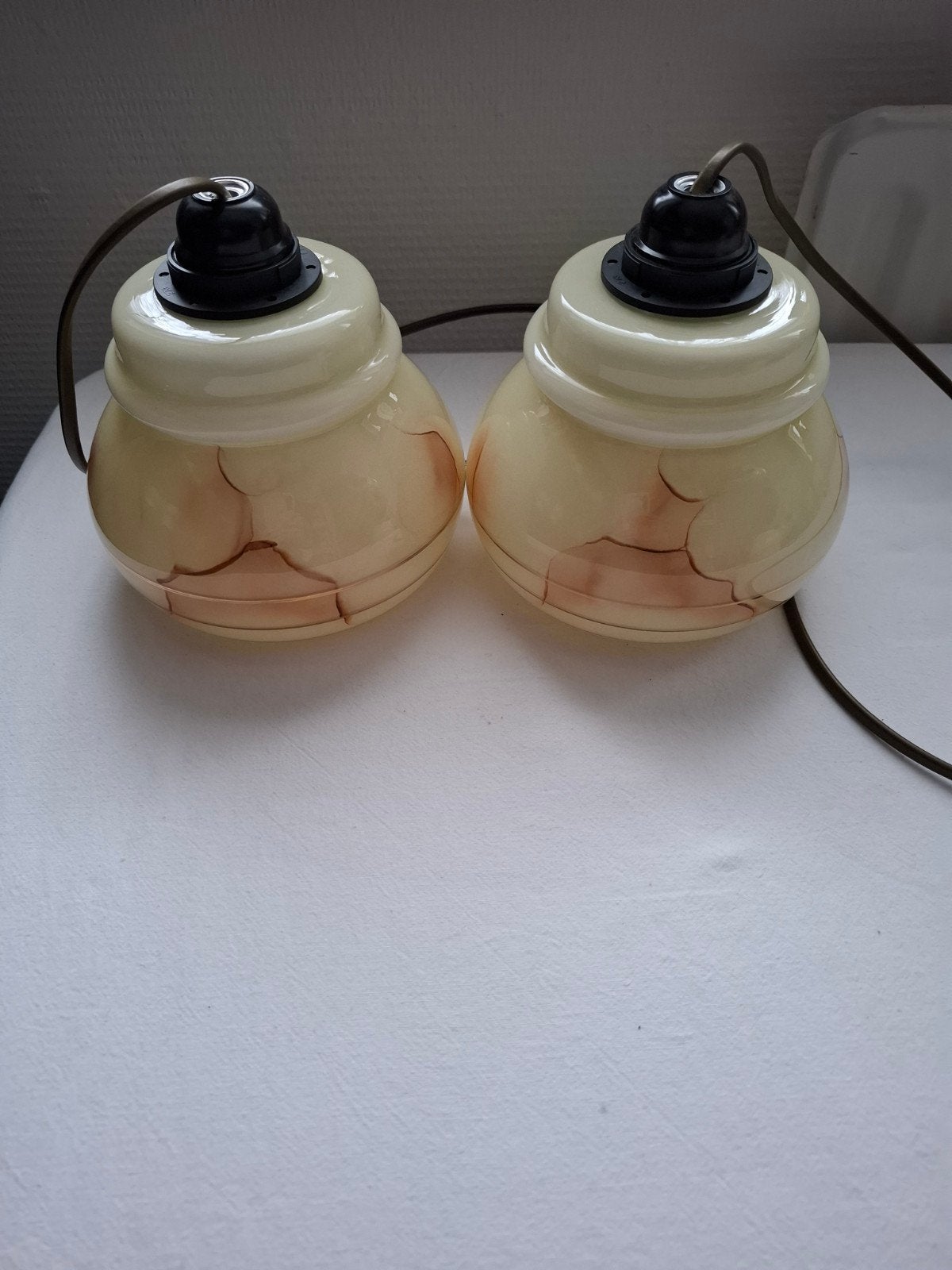 2 oude bewerkte glazen hanglampen, Antiek en Kunst, Antiek | Lampen, Ophalen of Verzenden