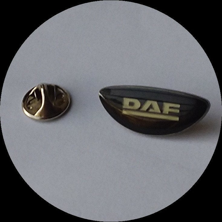 DAF trucks pin, zwart, Verzamelen, Speldjes, Pins en Buttons, Verzenden, Zo goed als nieuw, Transport, Speldje of Pin