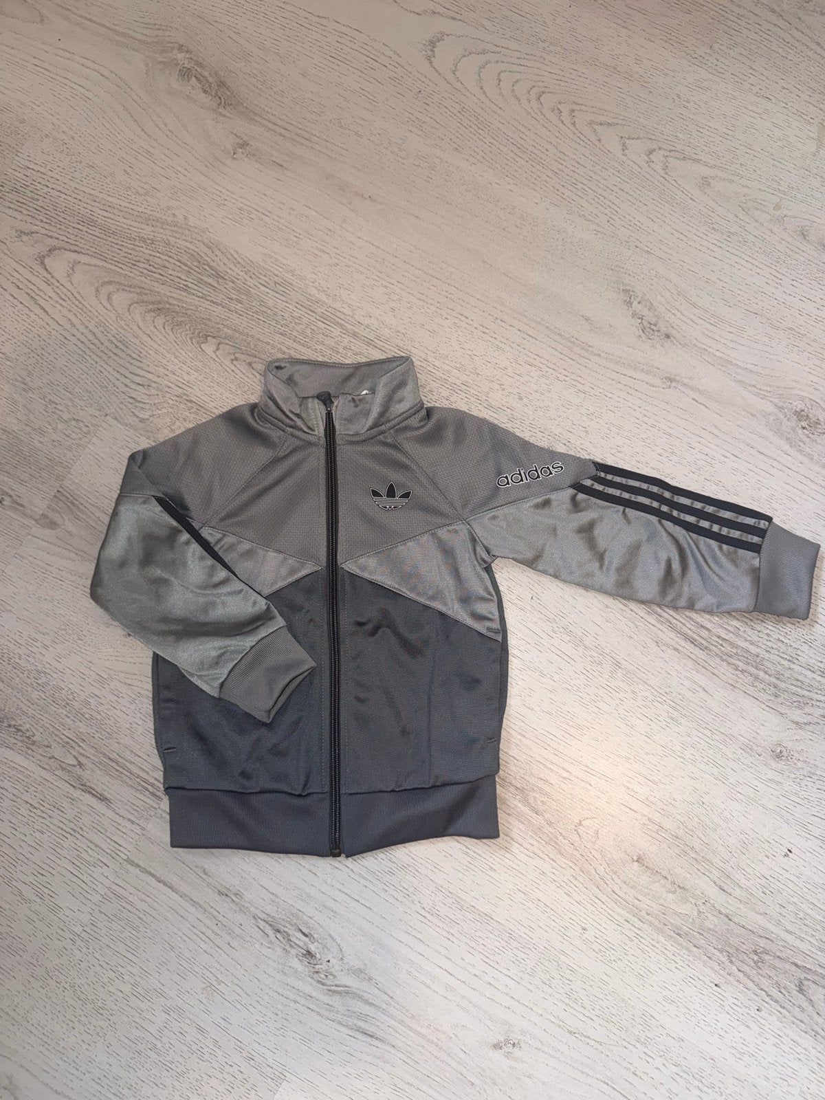 Adidas Primegreen Trainingsjack Grijs Maat 98 (2-3 jaar), Kinderen en Baby's, Kinderkleding | Overige, Ophalen of Verzenden, Zo goed als nieuw