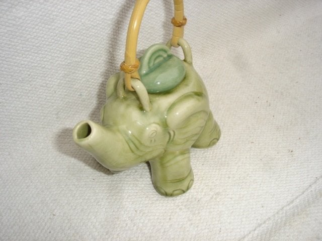 Celadon keramiek fair trade olifant theepotje, Huis en Inrichting, Keuken | Servies, Gebruikt, Keramiek, Ophalen of Verzenden