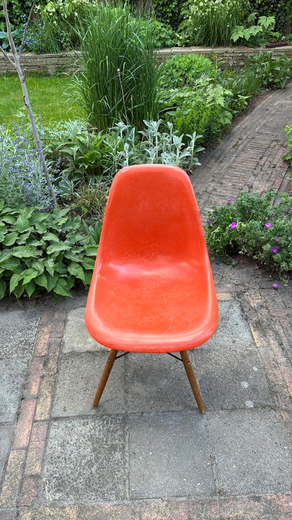 Oranje Vitra Eames side chair DSW by Herman Miller, Ophalen of Verzenden, Gebruikt, Overige kleuren, Eén