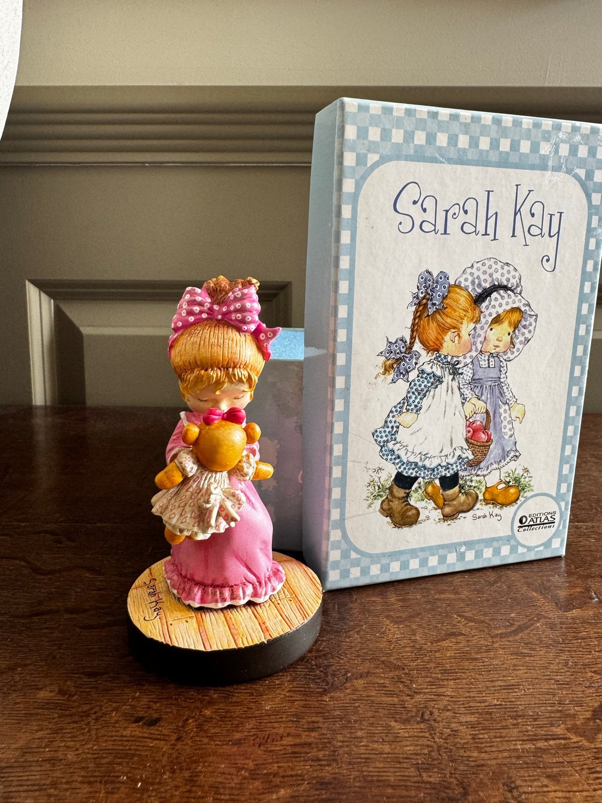Sarah Kay beeldje - Meisje met teddybeer, Ophalen of Verzenden, Zo goed als nieuw, Mens