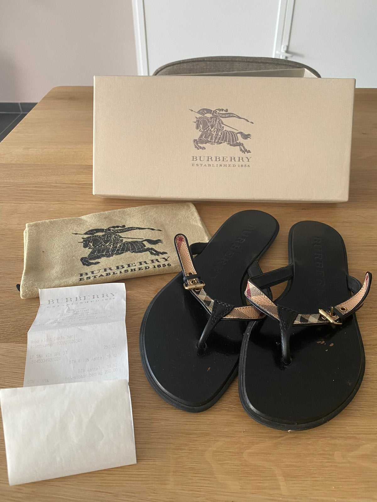 Burberry teenslipers te koop, Kleding | Dames, Slippers, Zwart, Ophalen of Verzenden, Zo goed als nieuw